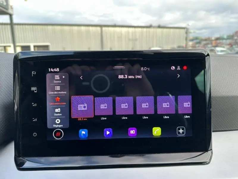 Écran tactile central du tableau de bord de la SEAT IBIZA 2025 affichant la radio FM sur fréquence 88.3 MHz.