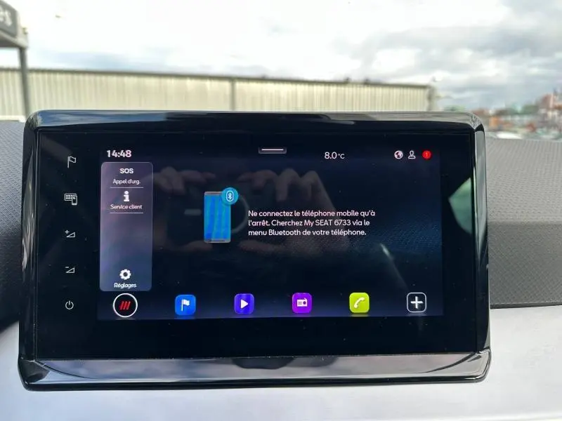 Écran tactile central du tableau de bord de la SEAT IBIZA 2025, affichant le menu Bluetooth et les réglages.