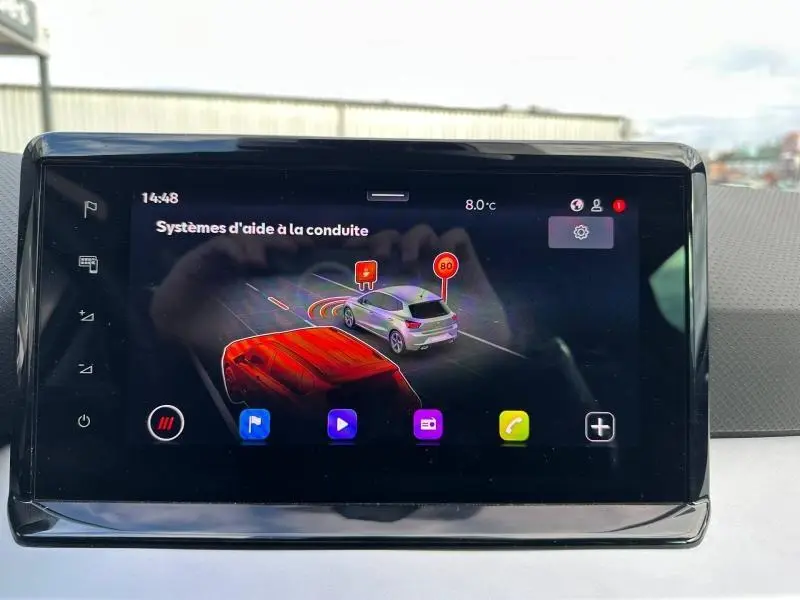 Écran tactile du système d'aide à la conduite de la SEAT IBIZA 2025, affichant alertes et vitesses.