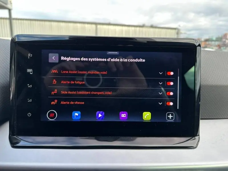 Écran tactile central de la SEAT Ibiza 2025 affichant les réglages des aides à la conduite en mode nuit.
