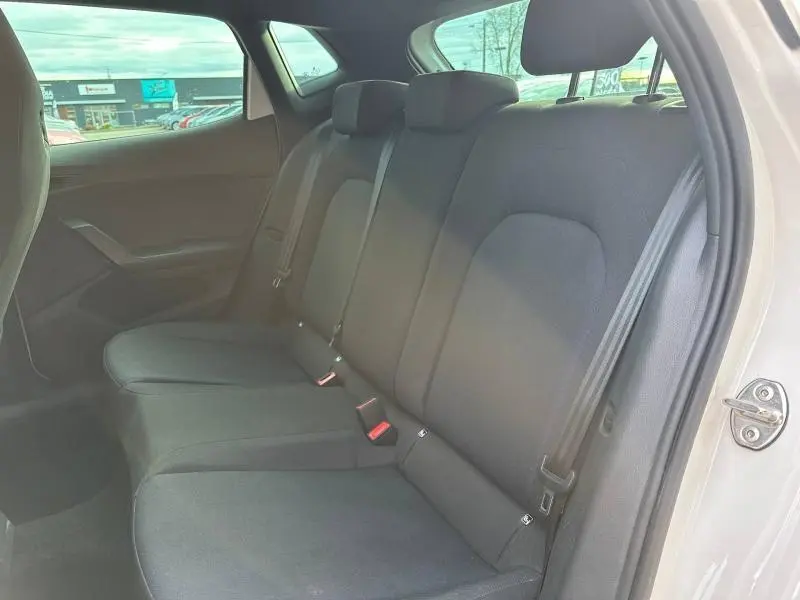 Vue intérieure côté droit des sièges arrière noirs d'une SEAT IBIZA 1.0 TSI 115cv FR blanche Nevada métal 2025.