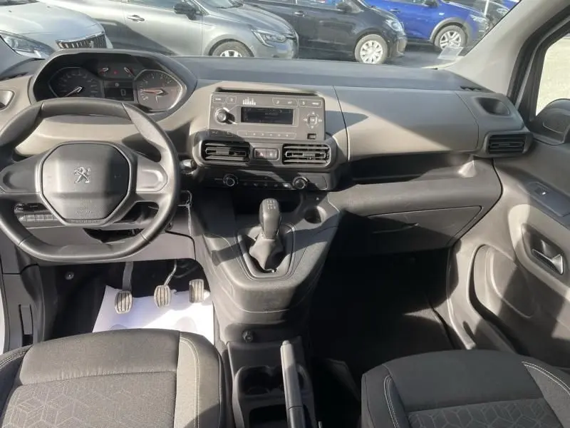Vue intérieure avant du Peugeot Rifter 1.5 HDI 100 Active 2020, tableau de bord et volant noir avec boîte manuelle.