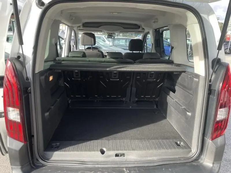 Vue arrière ouverte du coffre spacieux d'un Peugeot Rifter blanc 2020, version 1.5 HDI 100 Active.