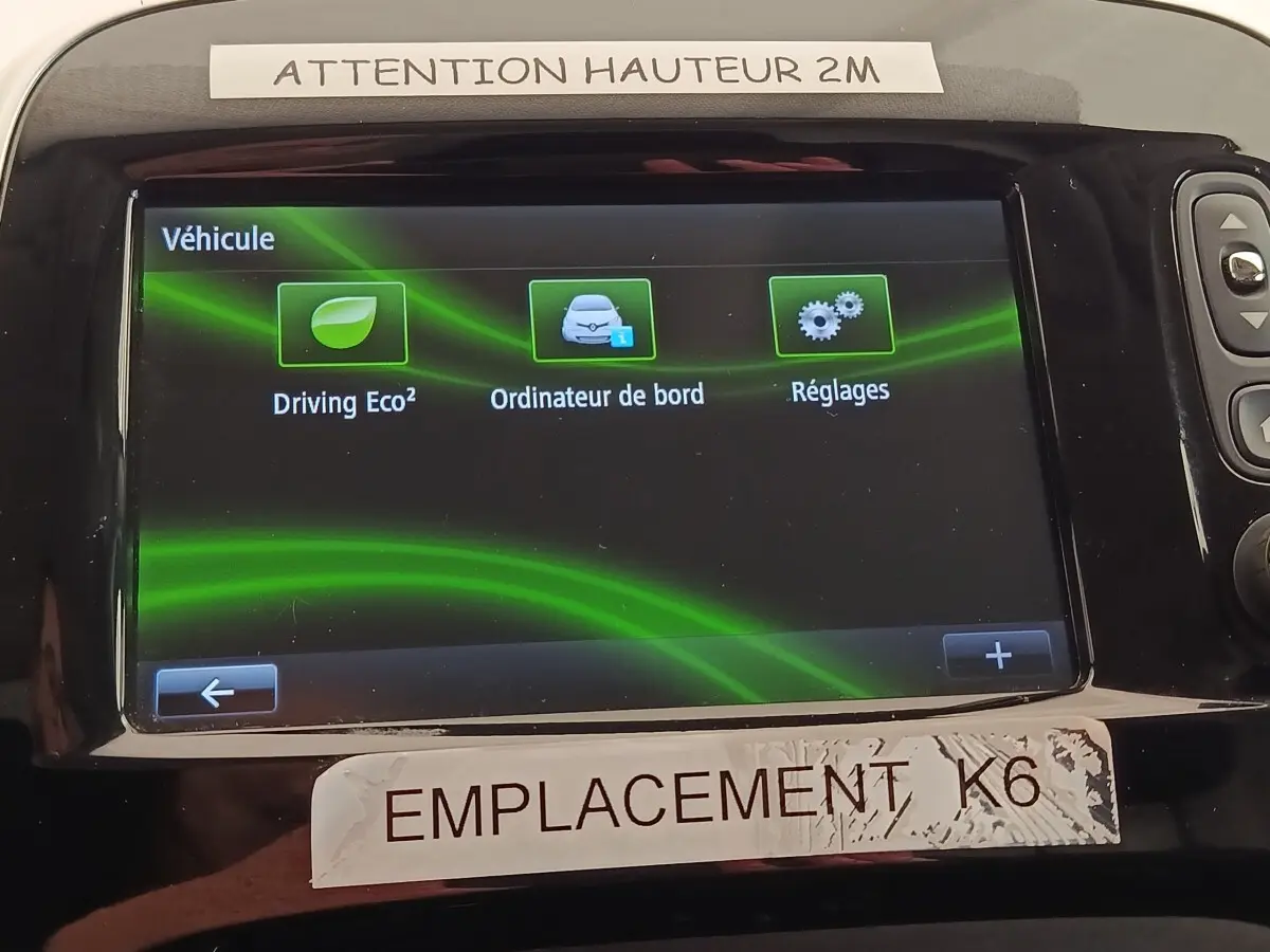 Écran tactile du tableau de bord du Renault Trafic Fourgon blanc, affichant les options véhicule et réglages.
