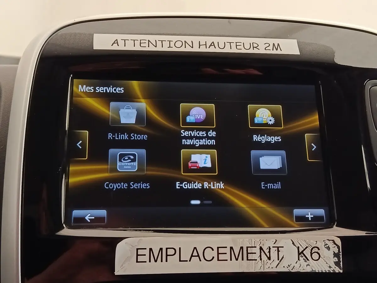 Écran tactile intérieur du Renault Trafic Fourgon blanc, affichant le menu des services connectés R-Link.