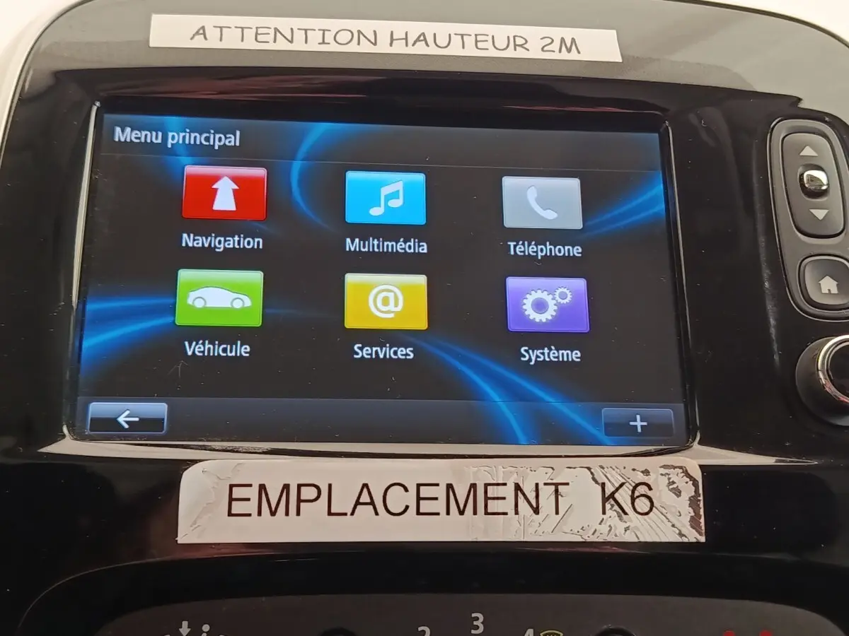 Écran tactile central du Renault Trafic Fourgon blanc, affichant le menu principal multimédia et navigation.