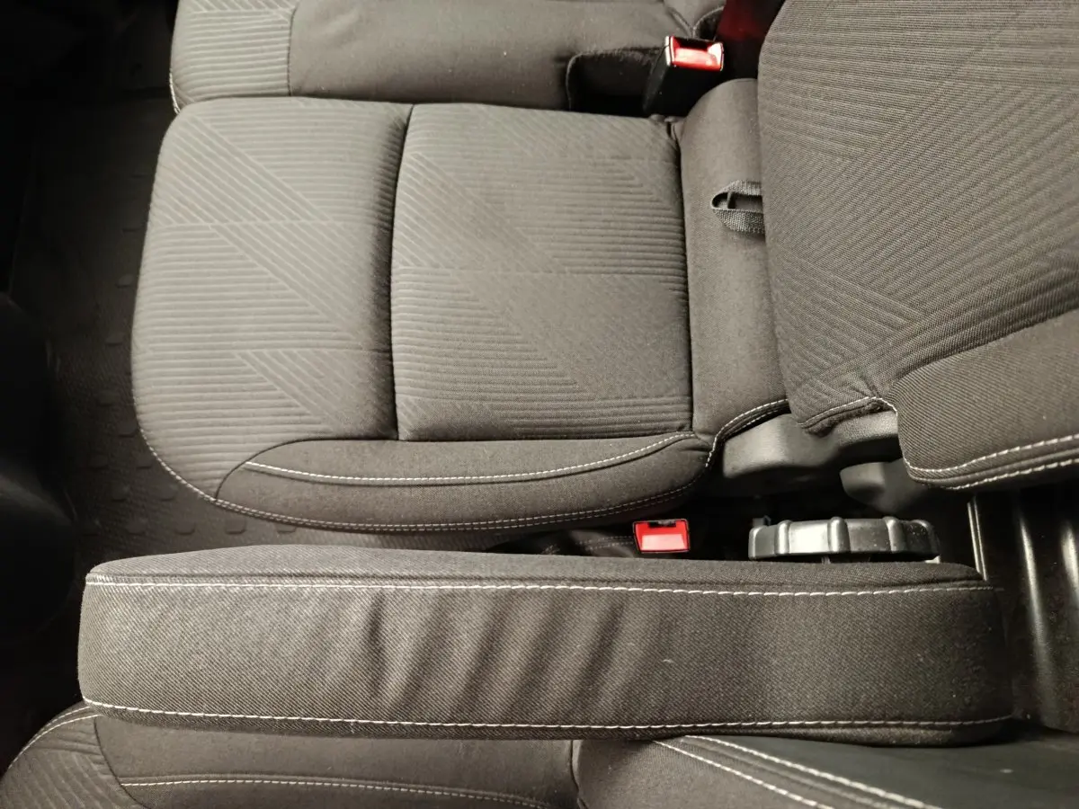 Gros plan sur les sièges avant gris foncé du Renault Trafic Fourgon, avec coutures blanches visibles.