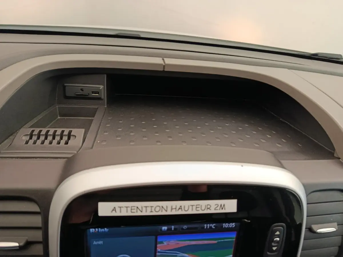 Vue rapprochée de la console centrale du Renault Trafic blanc, avec écran tactile et indication hauteur 2 mètres.