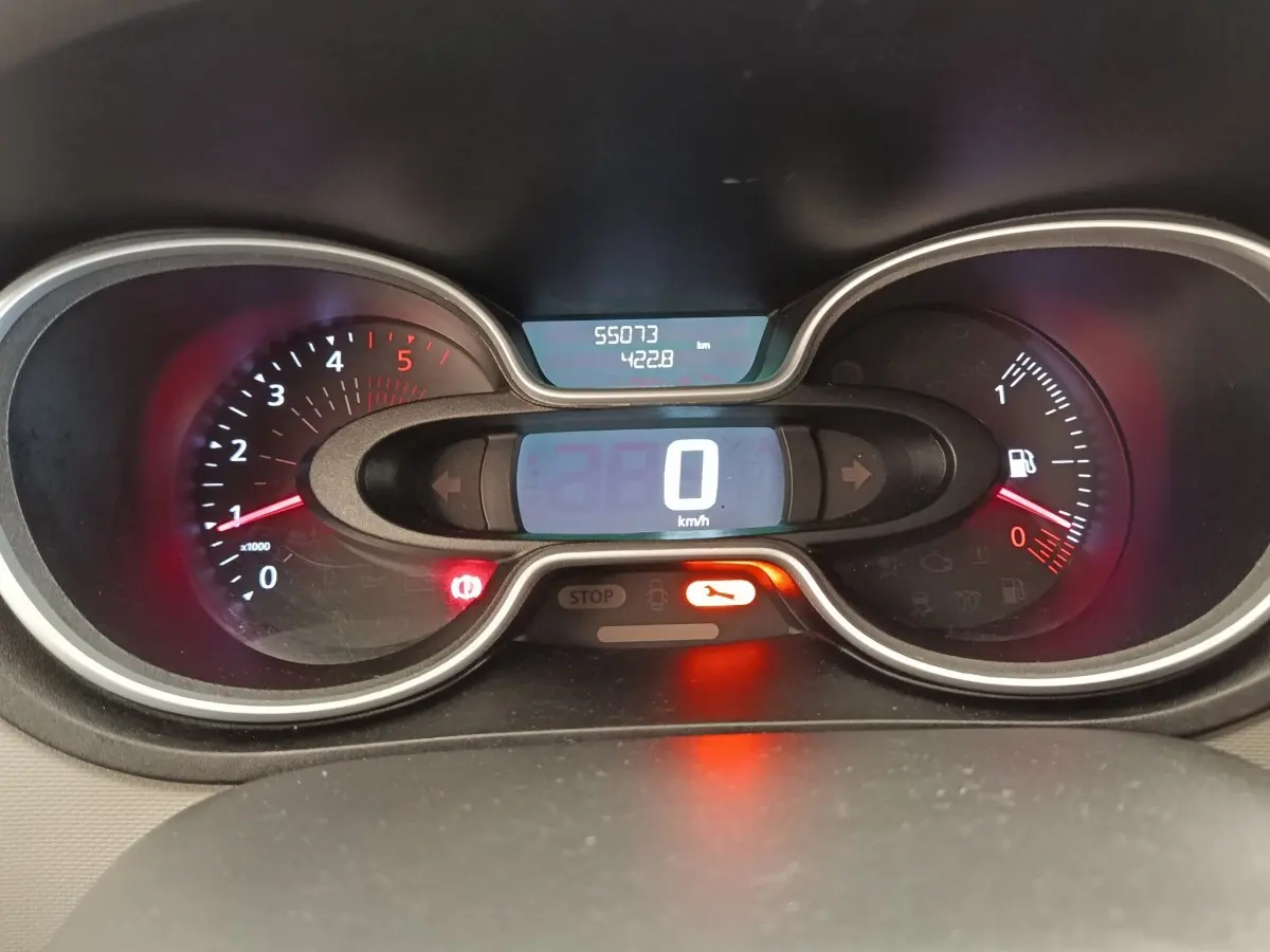Vue rapprochée du tableau de bord du Renault Trafic Fourgon blanc, affichant le compteur digital à 0 km/h et le compte-tours.
