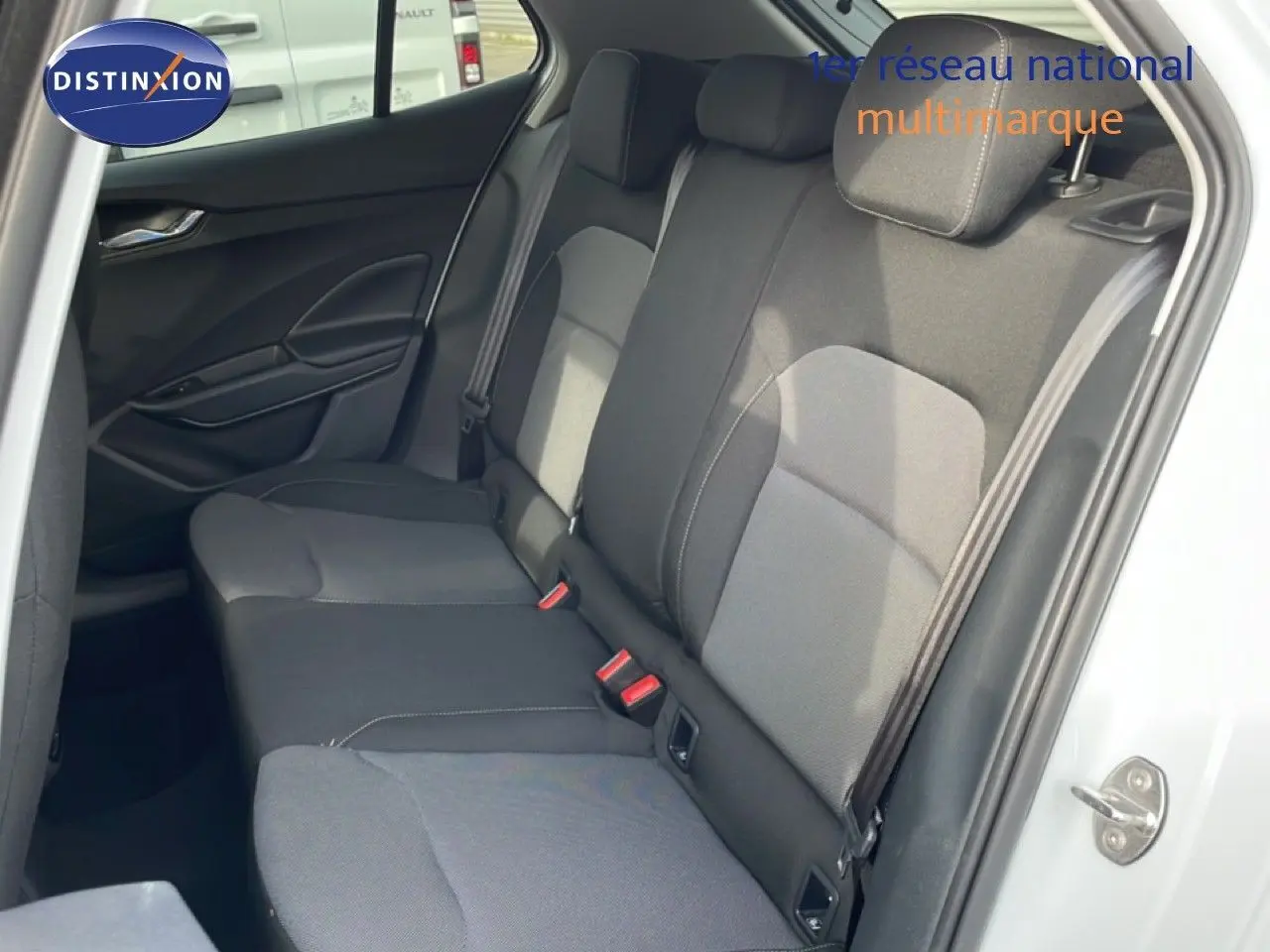 Vue intérieure côté droit des sièges arrière en tissu gris et noir d'une Skoda Fabia blanc glacier 2025.