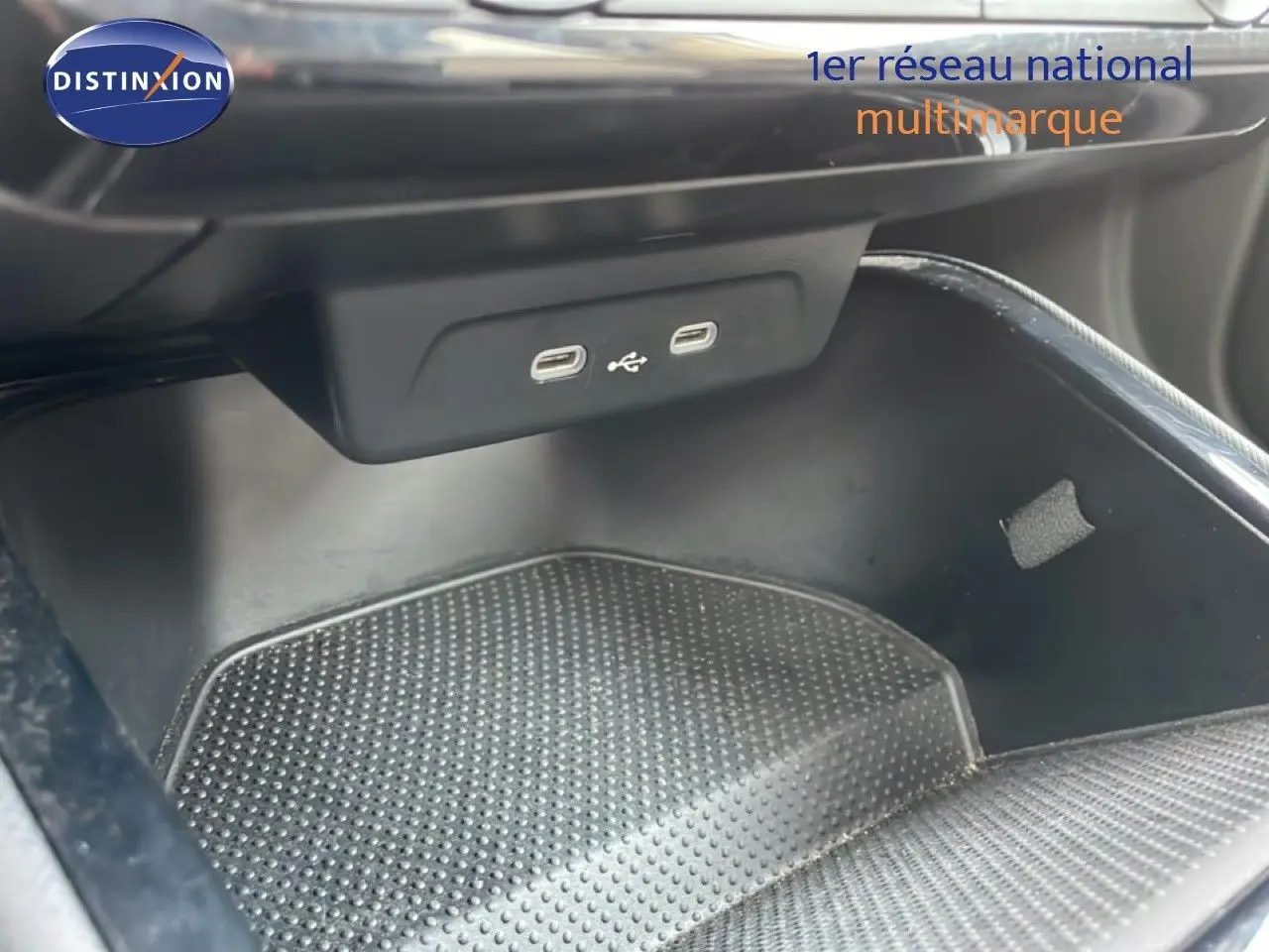 Gros plan sur la console centrale d'une Skoda Fabia blanche, montrant deux ports USB-C intégrés.