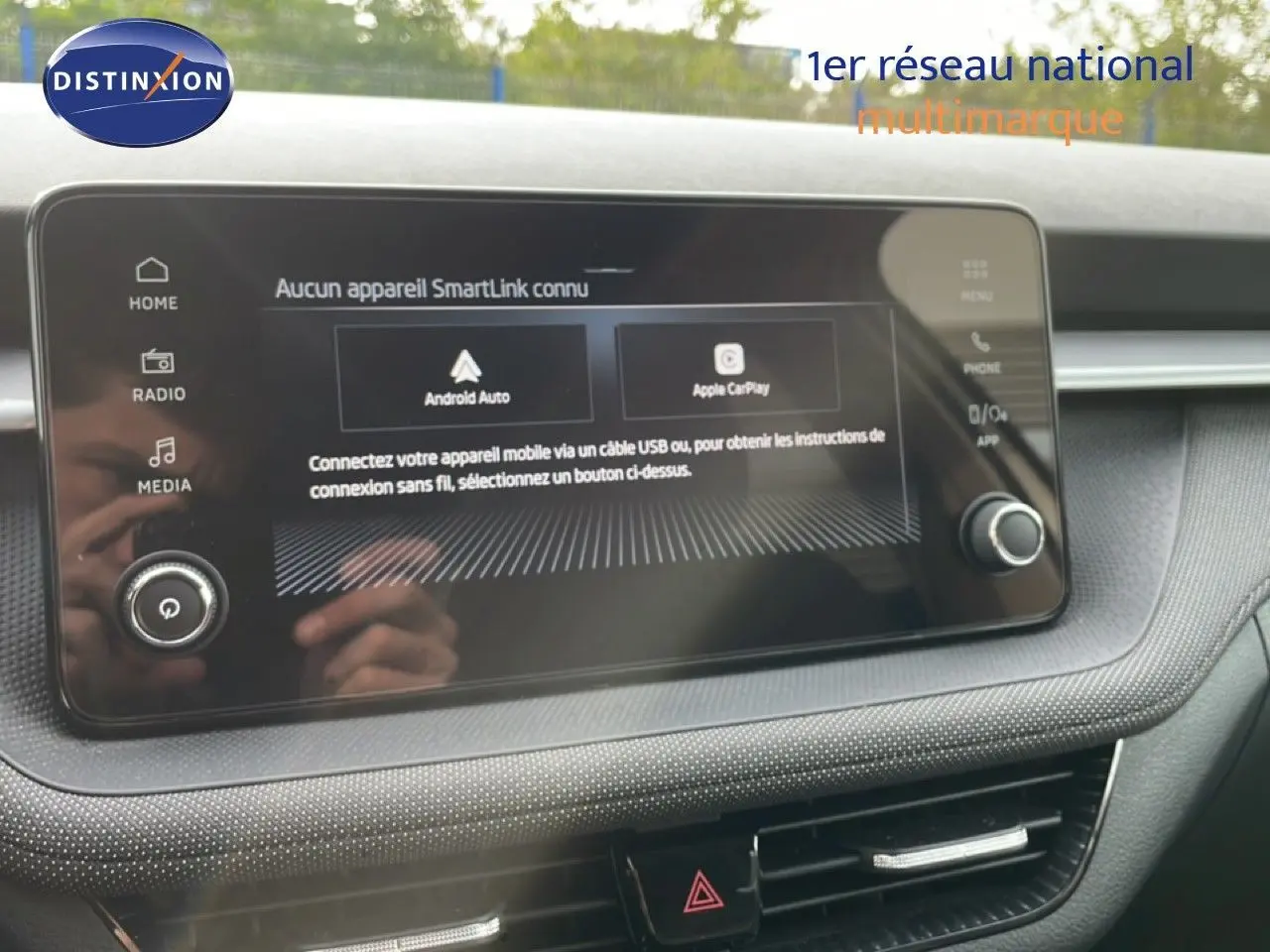 Écran tactile central du tableau de bord de la Skoda Fabia blanche, affichant les options Android Auto et Apple CarPlay.