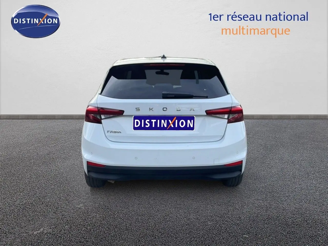 Vue arrière d'une Skoda Fabia blanche glacier 2025, avec feux arrière LED et logo distinctif au centre du hayon.