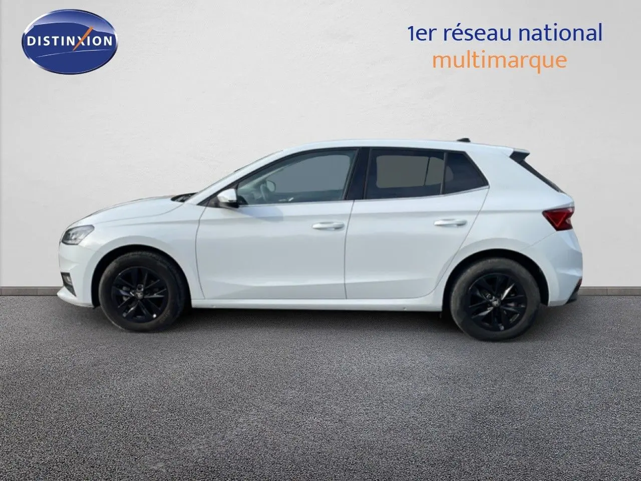 Vue de profil droit d'une Skoda Fabia blanc glacier avec jantes noires sur fond neutre.