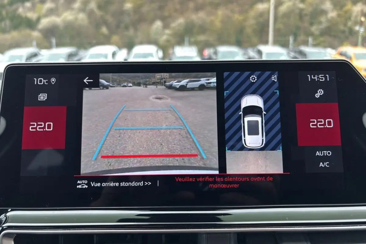 Écran intérieur du Citroën C5 Aircross Hybrid blanc montrant la caméra de recul avec guidage de trajectoire.