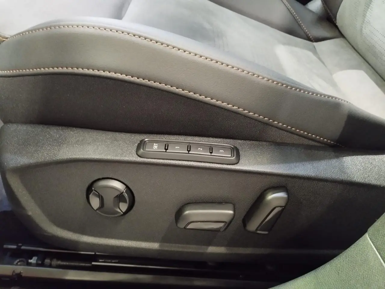Détail des commandes électriques de réglage du siège conducteur noir avec surpiqûres cuivrées du CUPRA Formentor 2026.