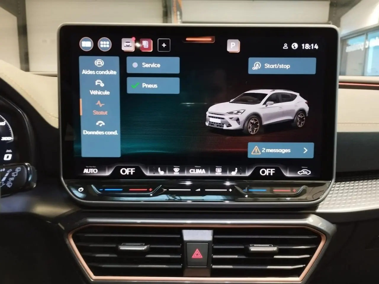Écran tactile intérieur affichant l'interface de contrôle avec une image 3D blanche du CUPRA Formentor.