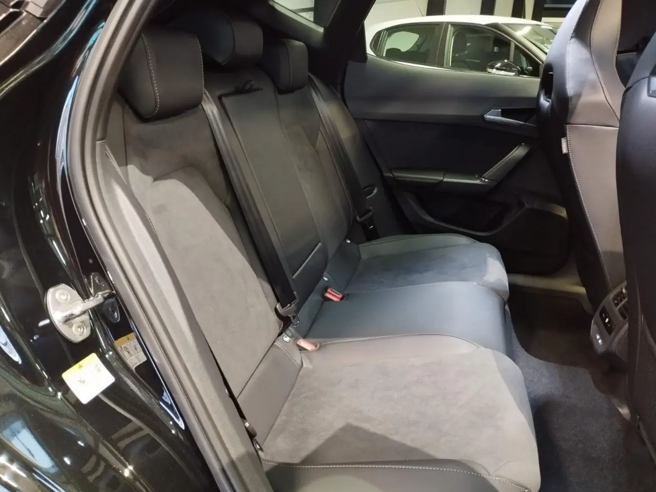 Vue intérieure côté arrière droit des sièges baquets suédine noir et cuir du CUPRA Formentor 2.0 TDI 2026 avec surpiqûres cuivrées.