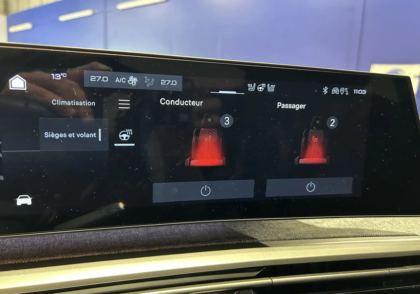 Écran tactile intérieur du Peugeot 3008 Hybrid 2026 montrant les réglages chauffants des sièges conducteur et passager.