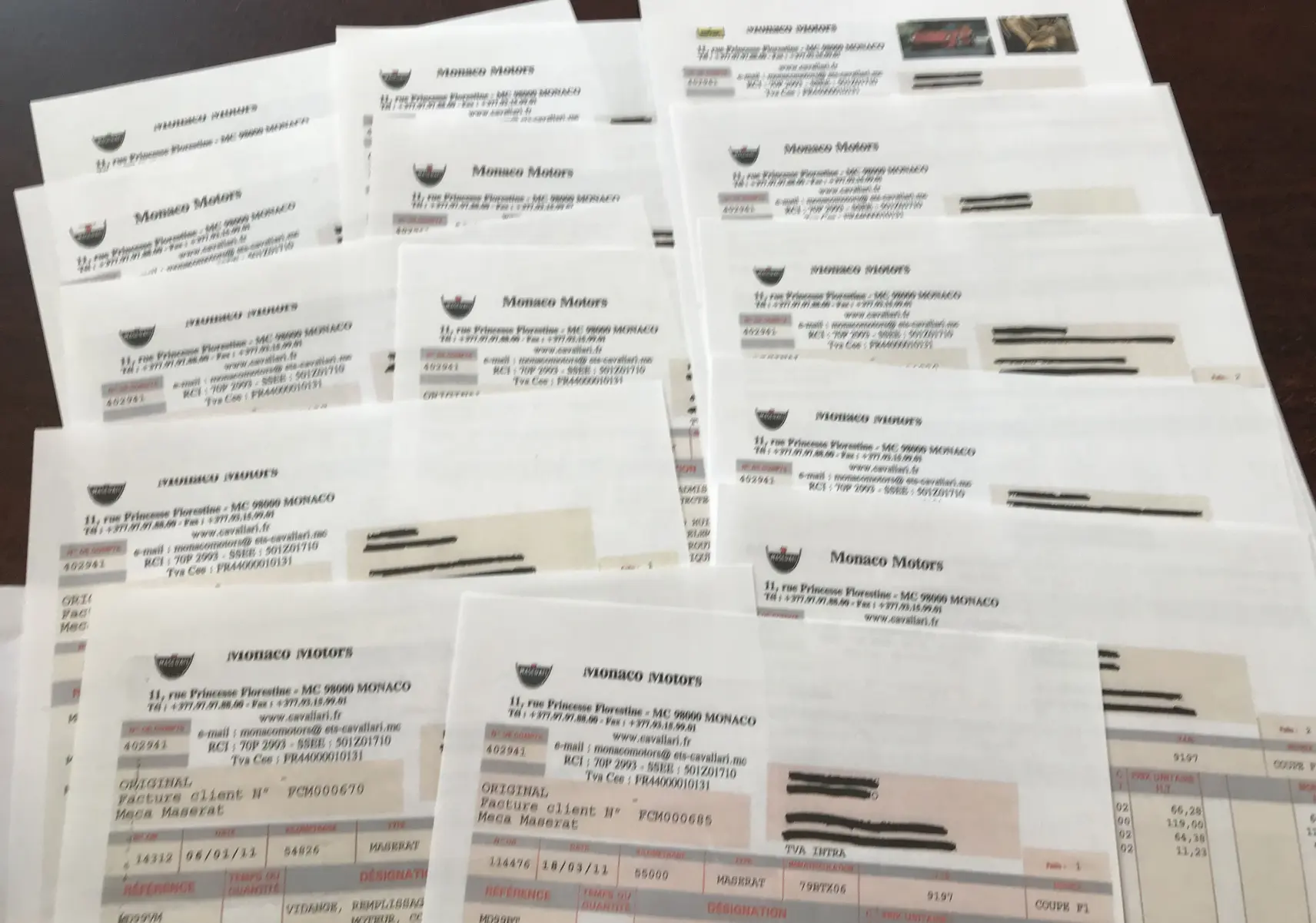 Vue de profil côté gauche d'une Maserati Coupé gris clair de 2003, soulignant sa silhouette élégante et sportive.