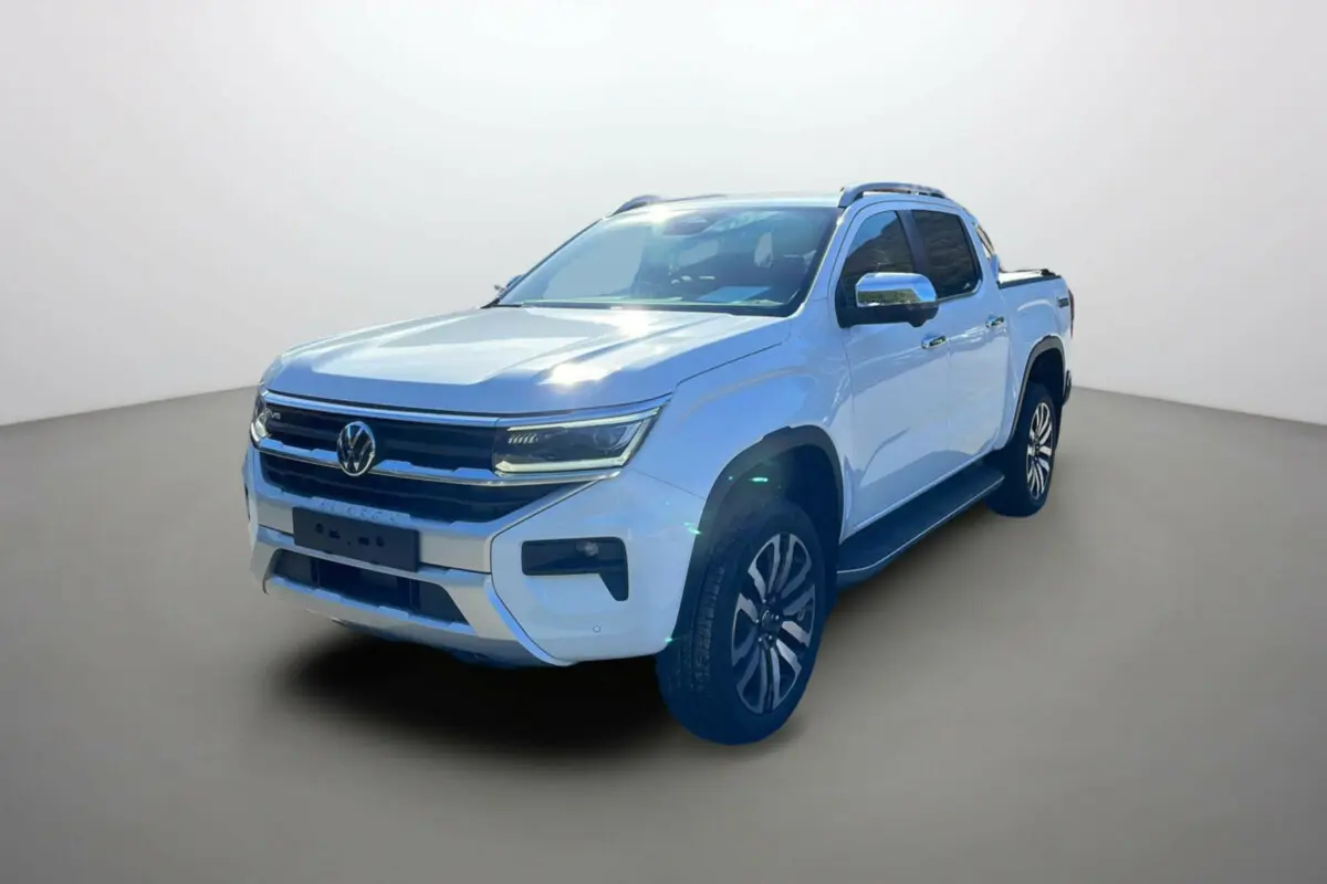 Volkswagen Amarok Simple Cabine blanc en 3/4 avant droit, avec calandre noire et jantes alliage distinctives.