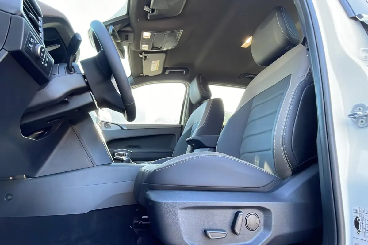 Intérieur du Volkswagen Amarok Simple Cabine blanc 2025, vue côté conducteur sur sièges en cuir et tableau de bord.