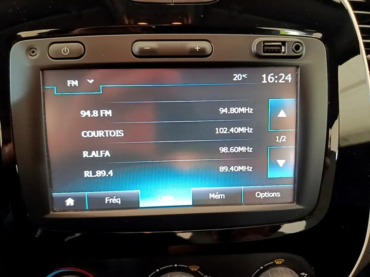 Écran tactile central affichant les fréquences radio dans l'habitacle du Renault Captur Business gris foncé.