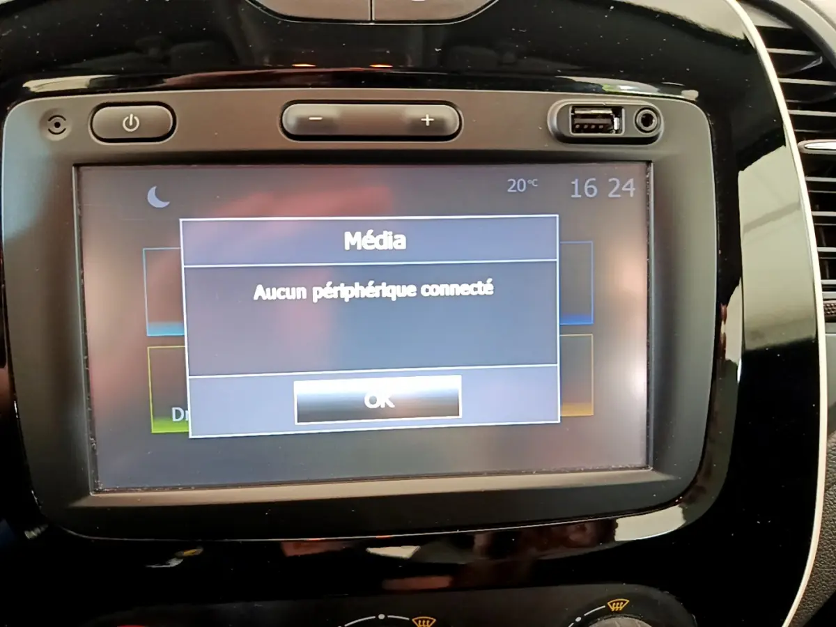 Écran tactile multimédia 7 pouces du tableau de bord du Renault Captur Business gris foncé, affichant "Aucun périphérique connecté".