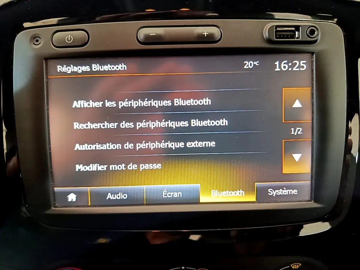Écran tactile central du Renault Captur Business gris foncé affichant les réglages Bluetooth à 16h25