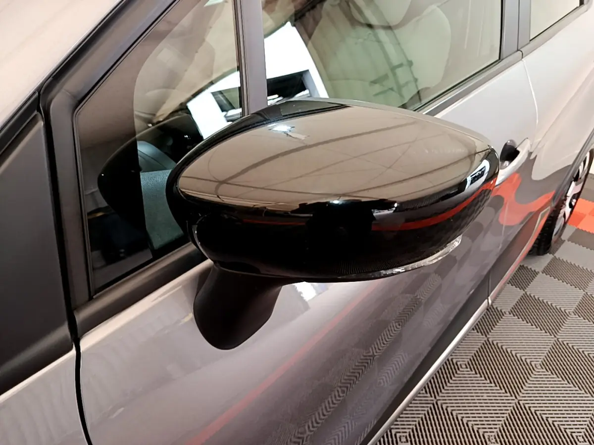 Rétroviseur noir en gros plan côté gauche du Renault Captur gris foncé Business ENERGY TCe 90 E6C 2018.