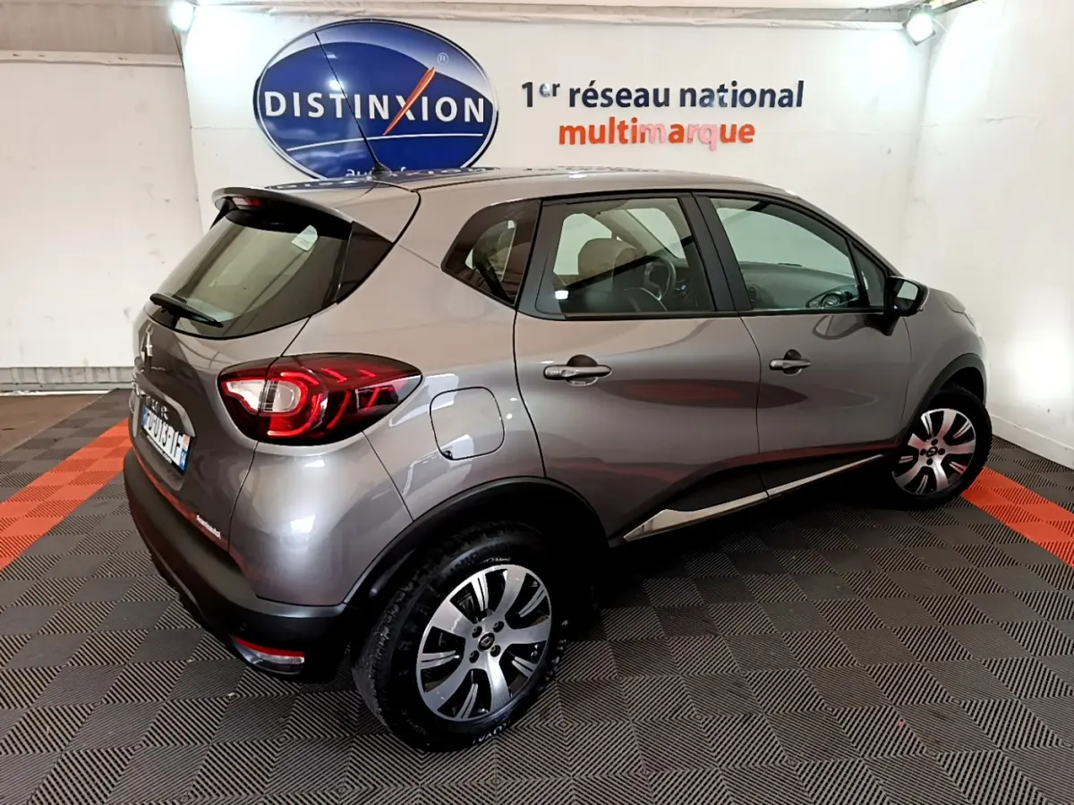 Renault Captur Business gris foncé vu de 3/4 arrière droit, avec feux arrière LED et jantes alliage visibles.