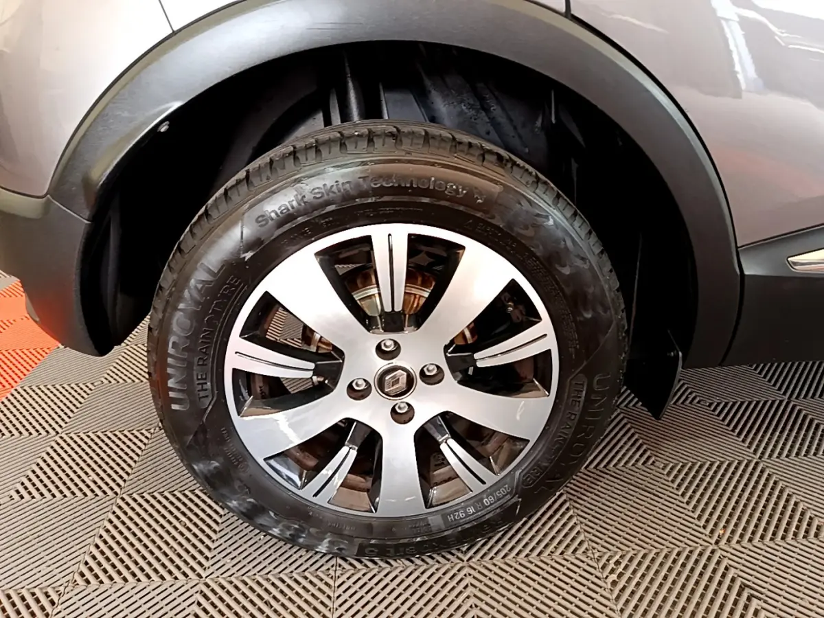 Gros plan sur la roue avant gauche du Renault Captur Business gris foncé, avec jante alliage et logo Renault visible.