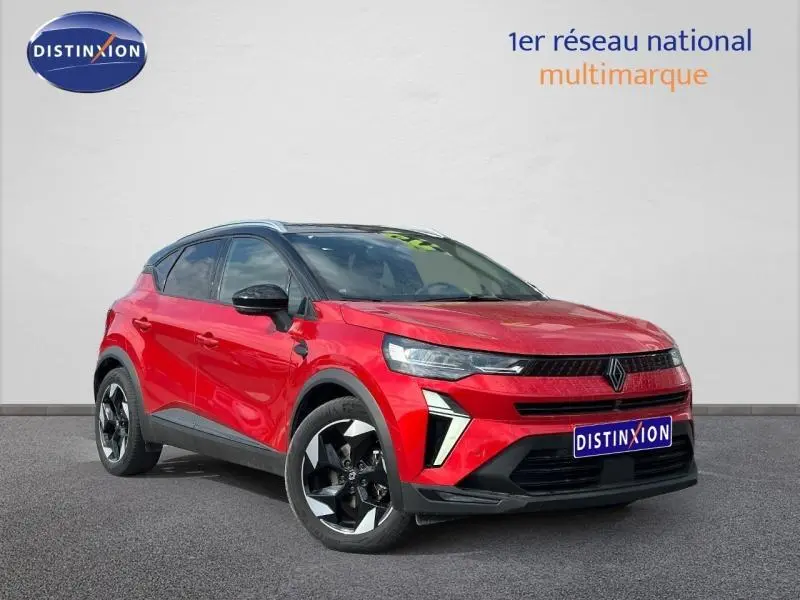 Vue 3/4 avant d'un Renault Captur 2025 rouge flamme avec toit noir et jantes alliage noires.