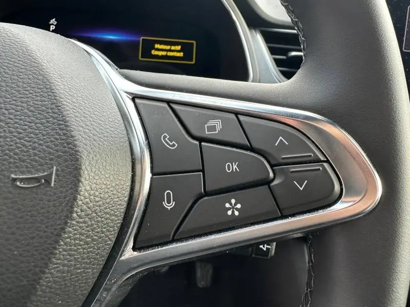 Gros plan sur les commandes multifonctions à droite du volant du Renault Captur 2025, finition Techno.