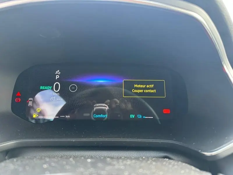 Affichage numérique du tableau de bord du Renault Captur 1.6 E-Tech rouge, montrant l'état moteur et mode confort.