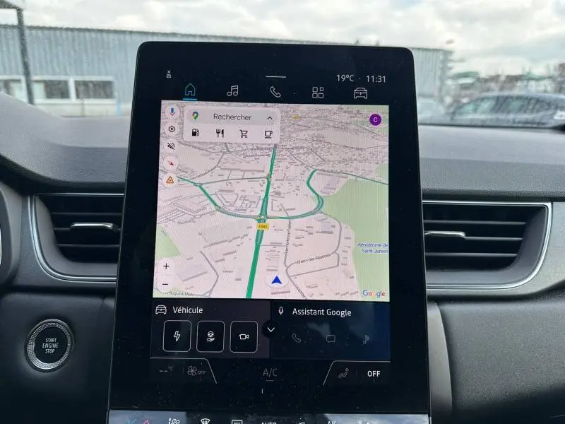 Vue rapprochée de l'écran tactile central affichant la navigation GPS dans un Renault Captur rouge 2025.