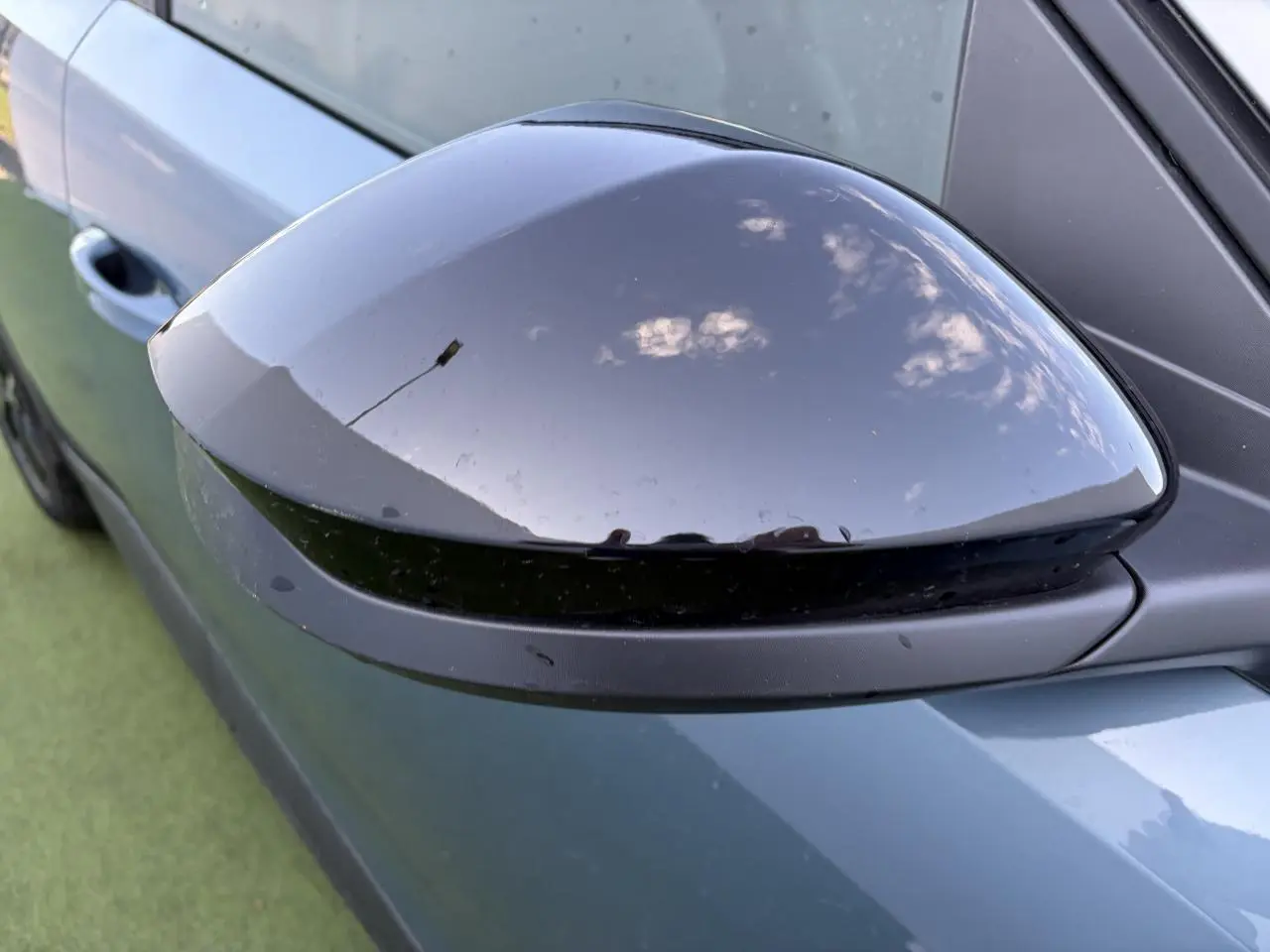 Rétroviseur extérieur droit noir brillant sur Peugeot 3008 bleu Ingaro, vue rapprochée côté droit.