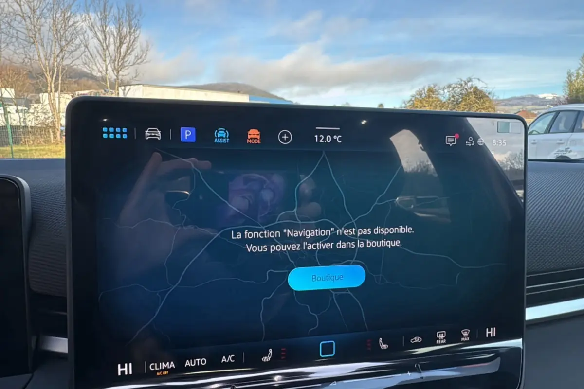 Écran tactile central du Volkswagen T-Roc noir, affichant un message d'activation de navigation, intérieur moderne.