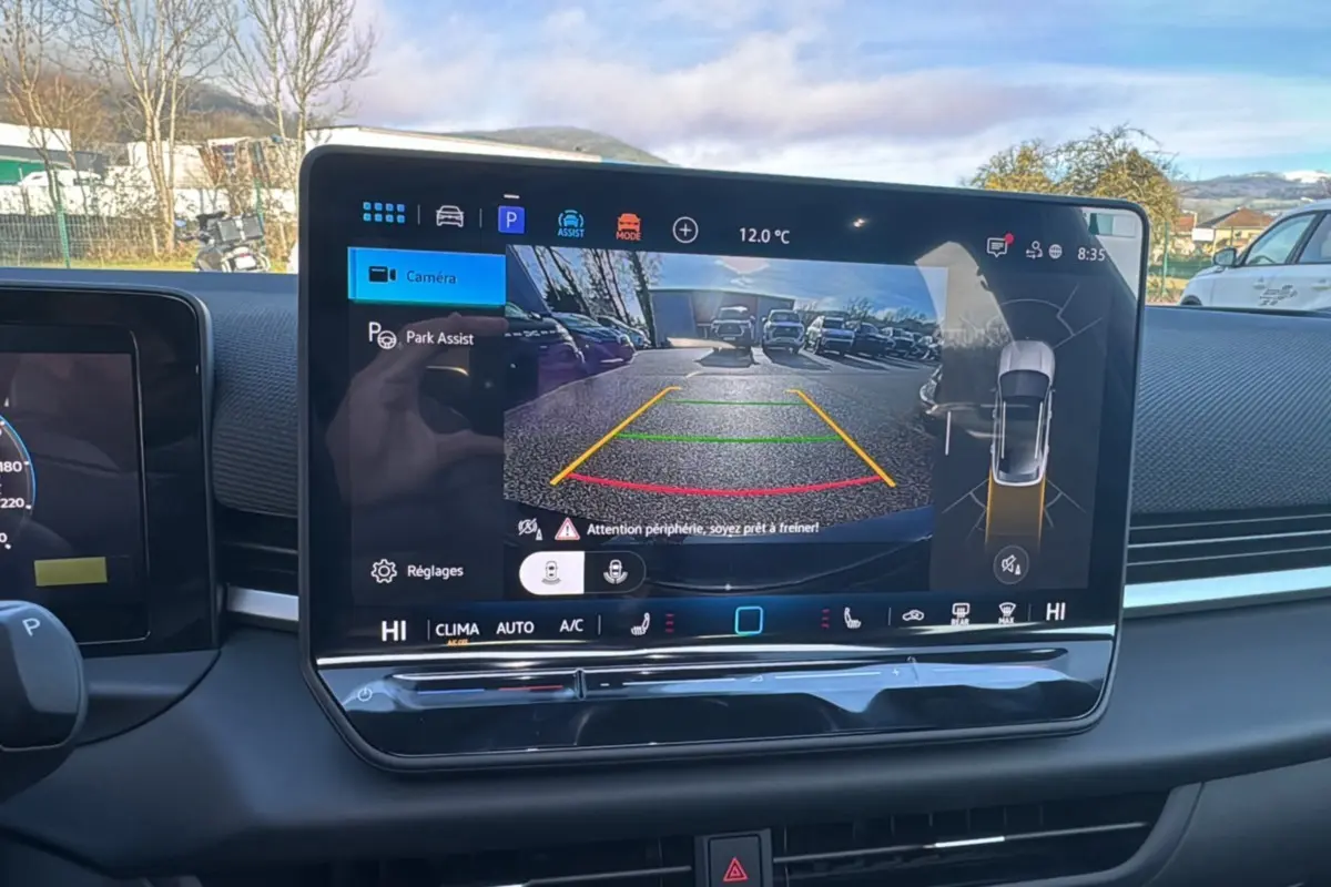 Écran central du Volkswagen T-Roc noir, affichant la caméra de recul et l'assistance au stationnement.
