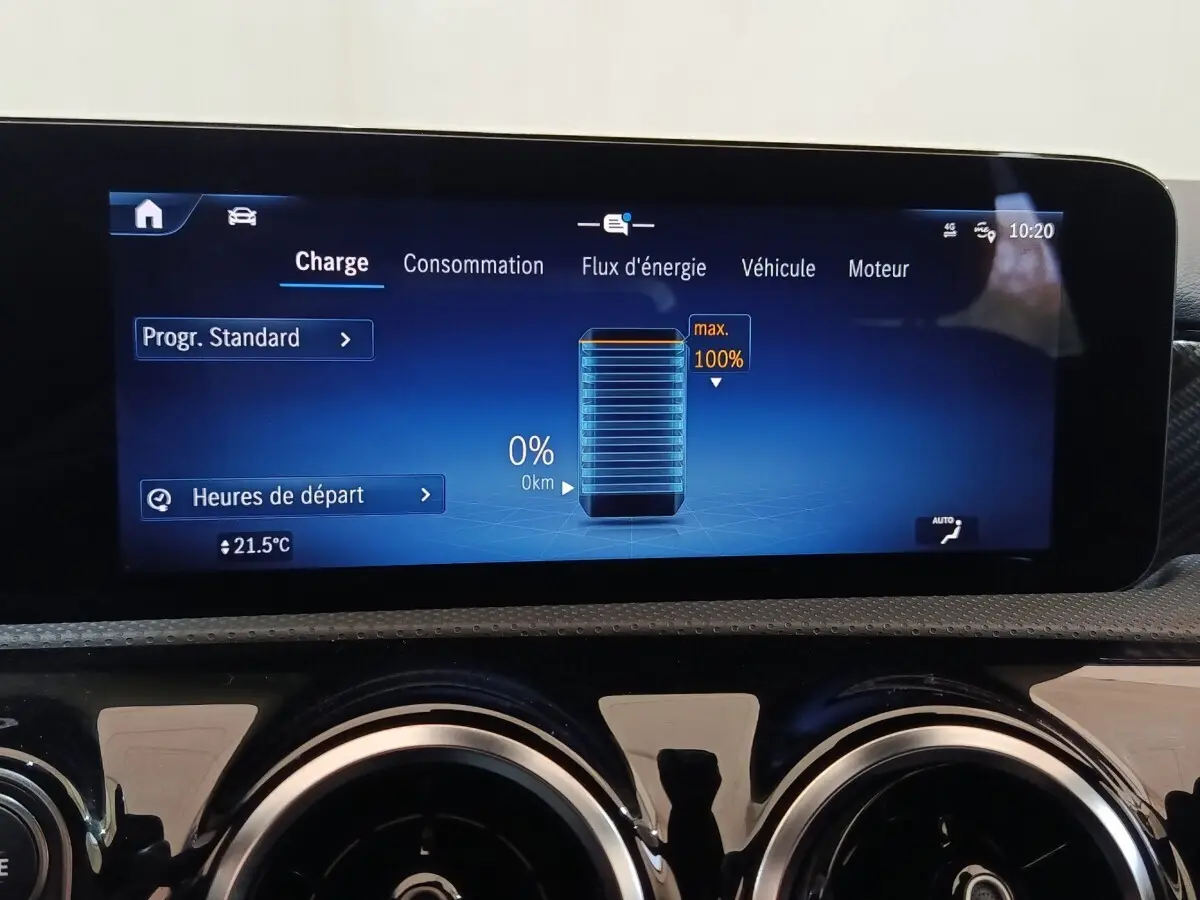 Écran tactile central affichant l'état de charge à 0% dans l'habitacle d'une Mercedes GLA 250 e gris foncé.