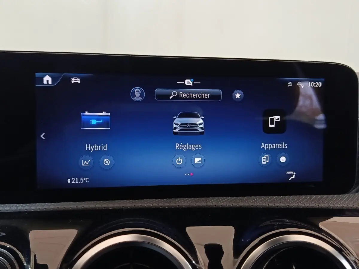 Écran tactile central affichant le menu hybride et réglages dans l’habitacle du Mercedes GLA 250 e gris foncé.