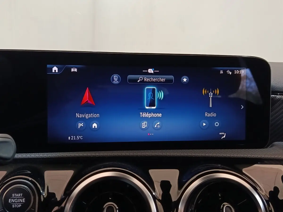 Écran tactile central affichant navigation, téléphone et radio dans le tableau de bord d’un Mercedes GLA 250 e gris foncé.
