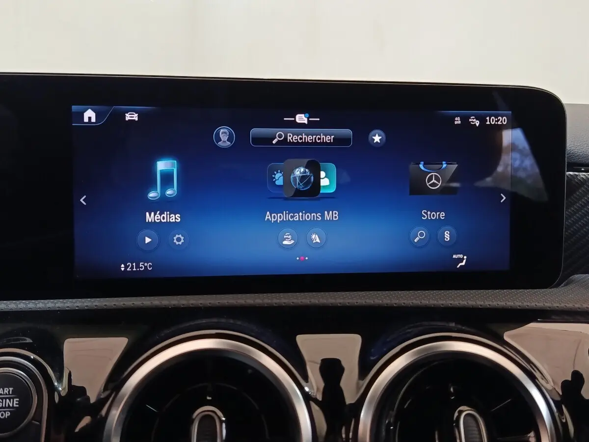 Écran tactile central 26 cm affichant menu multimédia dans l’habitacle du Mercedes GLA 250 e gris foncé.