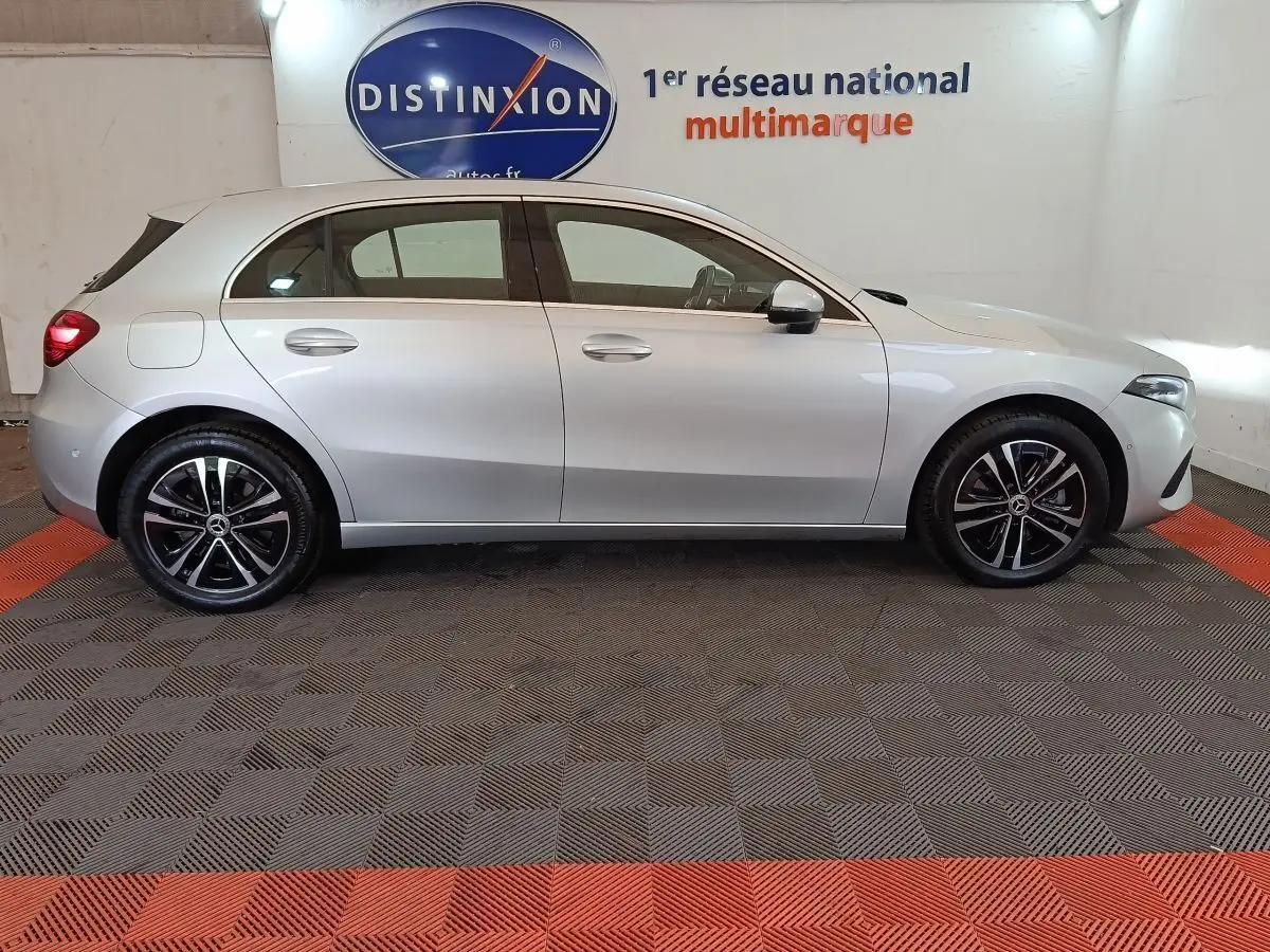 Vue de profil côté gauche d'une Mercedes GLA 250 e Business Line gris foncé avec jantes noires et toit blanc.