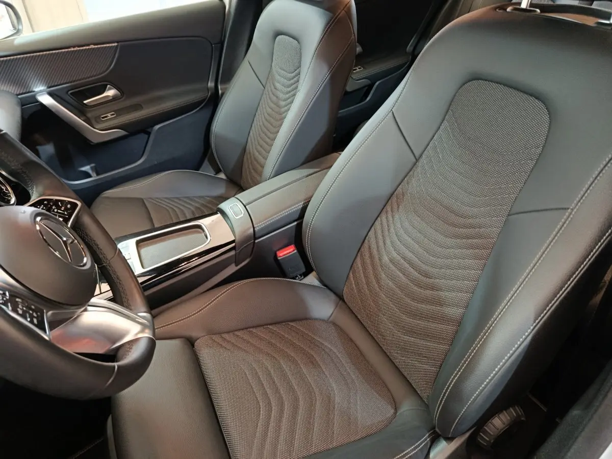 Vue intérieure rapprochée des sièges avant gris foncé en cuir et tissu du Mercedes GLA 250 e Business Line 2023.