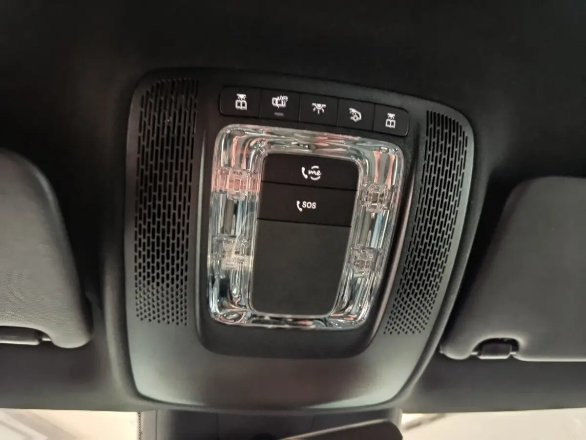Vue en gros plan du plafonnier noir avec boutons SOS et appels d'urgence dans un Mercedes GLA 250 e gris foncé 2023.