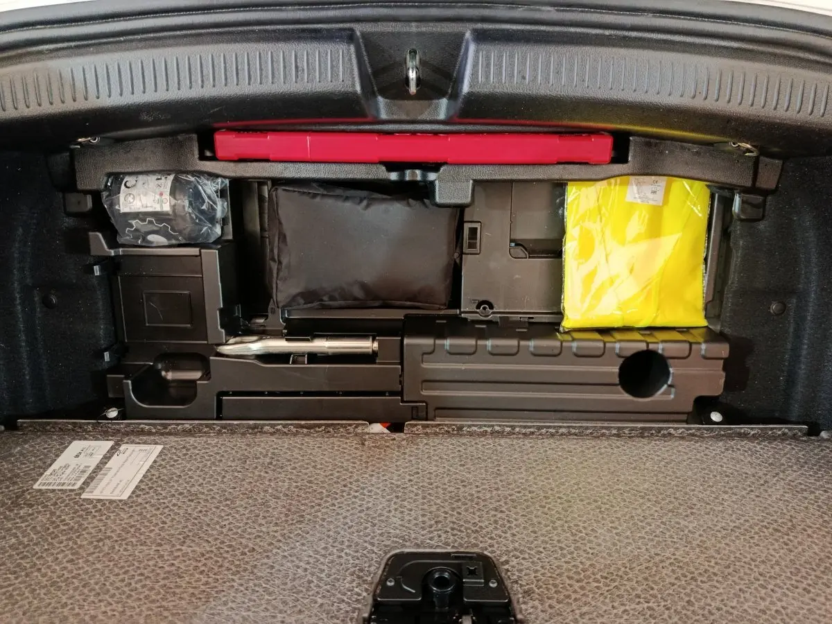 Vue du compartiment de rangement sous le plancher du coffre du Mercedes GLA 250 e Business Line gris foncé 2023.