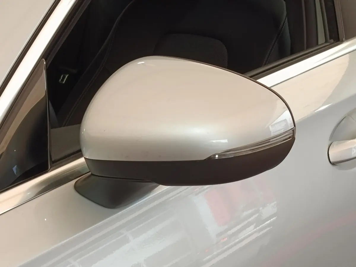 Rétroviseur côté gauche gris clair du Mercedes GLA 250 e Business Line 2023 avec porte gris foncé visible.