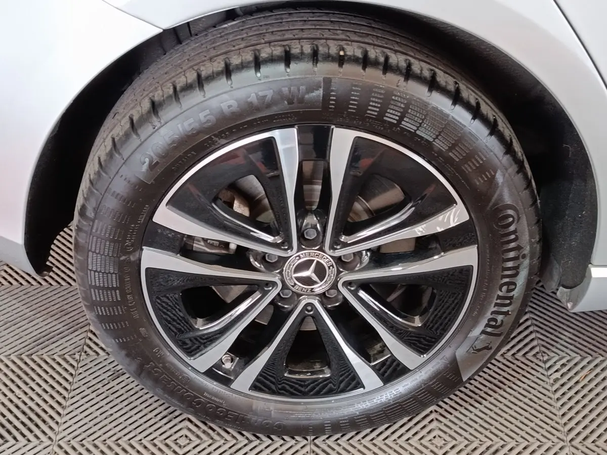 Gros plan sur la roue avant droite du Mercedes GLA 250 e Business Line gris foncé avec jante alliage bicolore.
