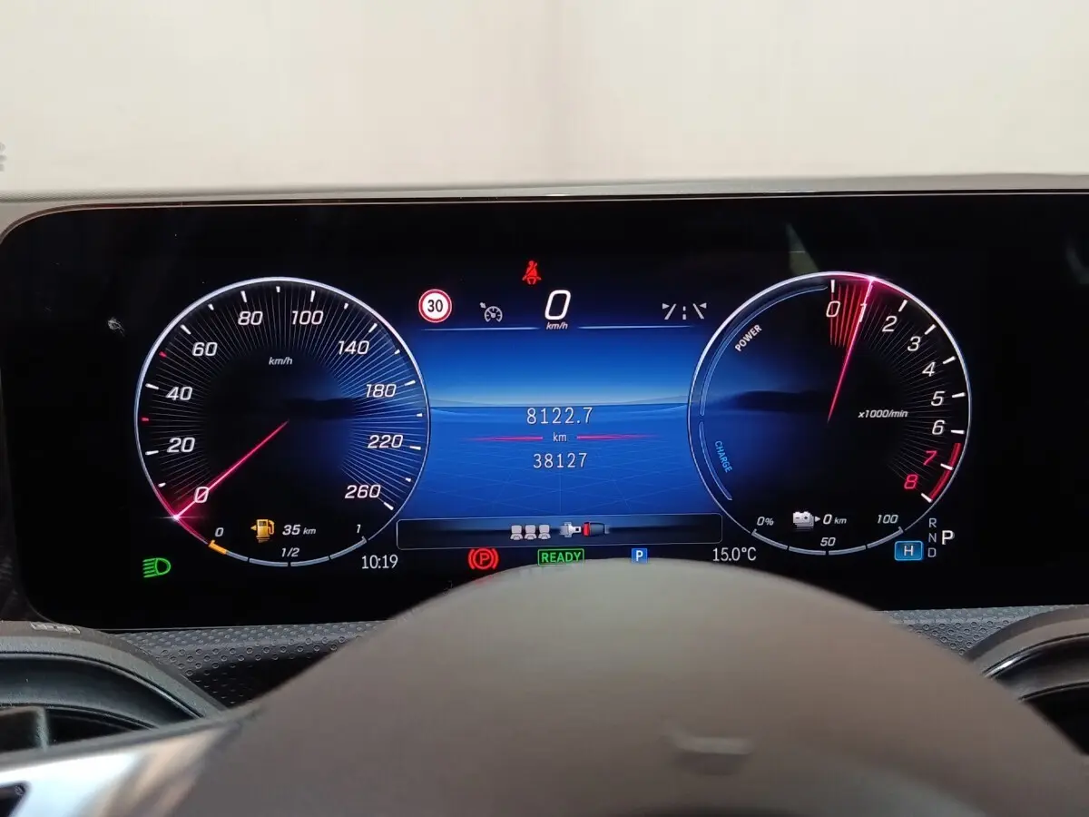 Vue rapprochée du tableau de bord numérique de la Mercedes GLA 250 e Business Line, affichage clair et moderne.